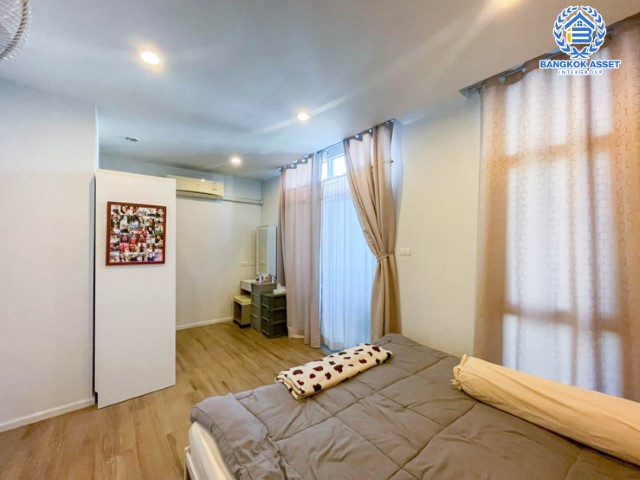 *****ทาวน์เฮ้าส์มือสองย่านกรุงเทพมหานคร ม.แฮปปี้วิลล์ เทิดราชัน-ดอนเมือง เนื้อที่ 17.9 ตร.ว. ฟังก์ชัน 3 ห้องนอน 2 ห้องน้ำ 2 ที่จอดรถ แถมฟรี! 2 เครื่องปรับอากาศ 1 เครื่องทำน้ำอุ่น บนทำเลเชื่อมต่อทั้งถ.วิภาวดี, ถ.สรงประภา, ถ.ศรีสมาน ใกล้สนามบินดอนเมือง รถไฟฟ้าสายสีแดง "สถานีดอนเมือง" และทางด่วน "ศรีสมาน"